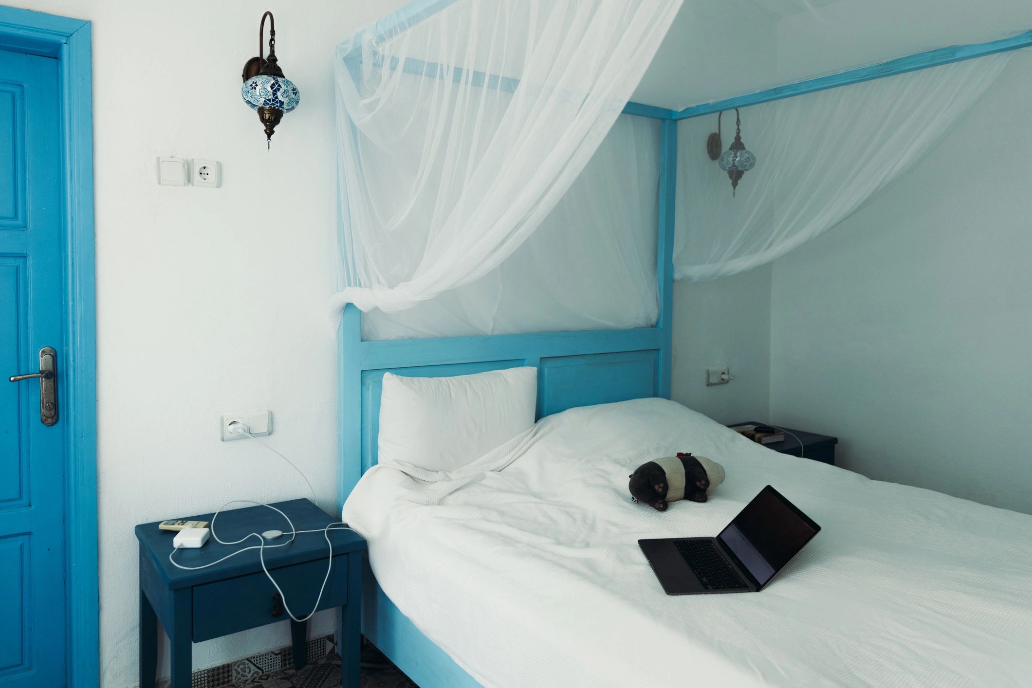 Bright tropical bedroom image for Mango Room amenities section