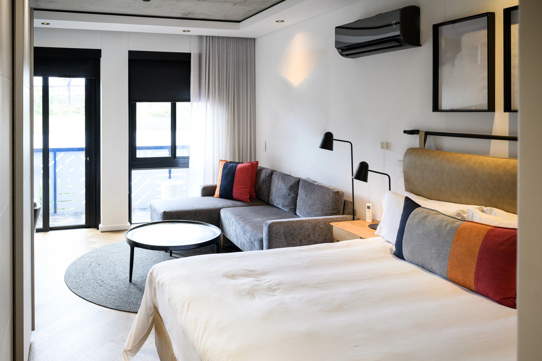 Modern hotel room with soft daylight and a relaxed interior design